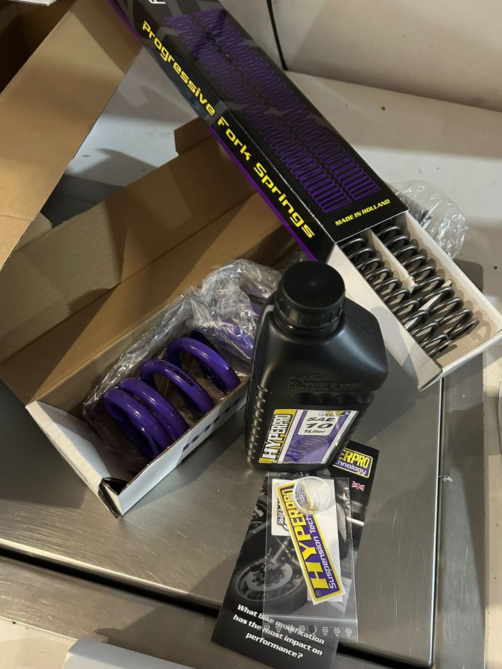 HYPERPRO Kit Ressorts Avant + Ressort Arri�re + Huile TRIUMPH SPEED TRIPLE 1050 2005-2010 HYSPTR10SC001